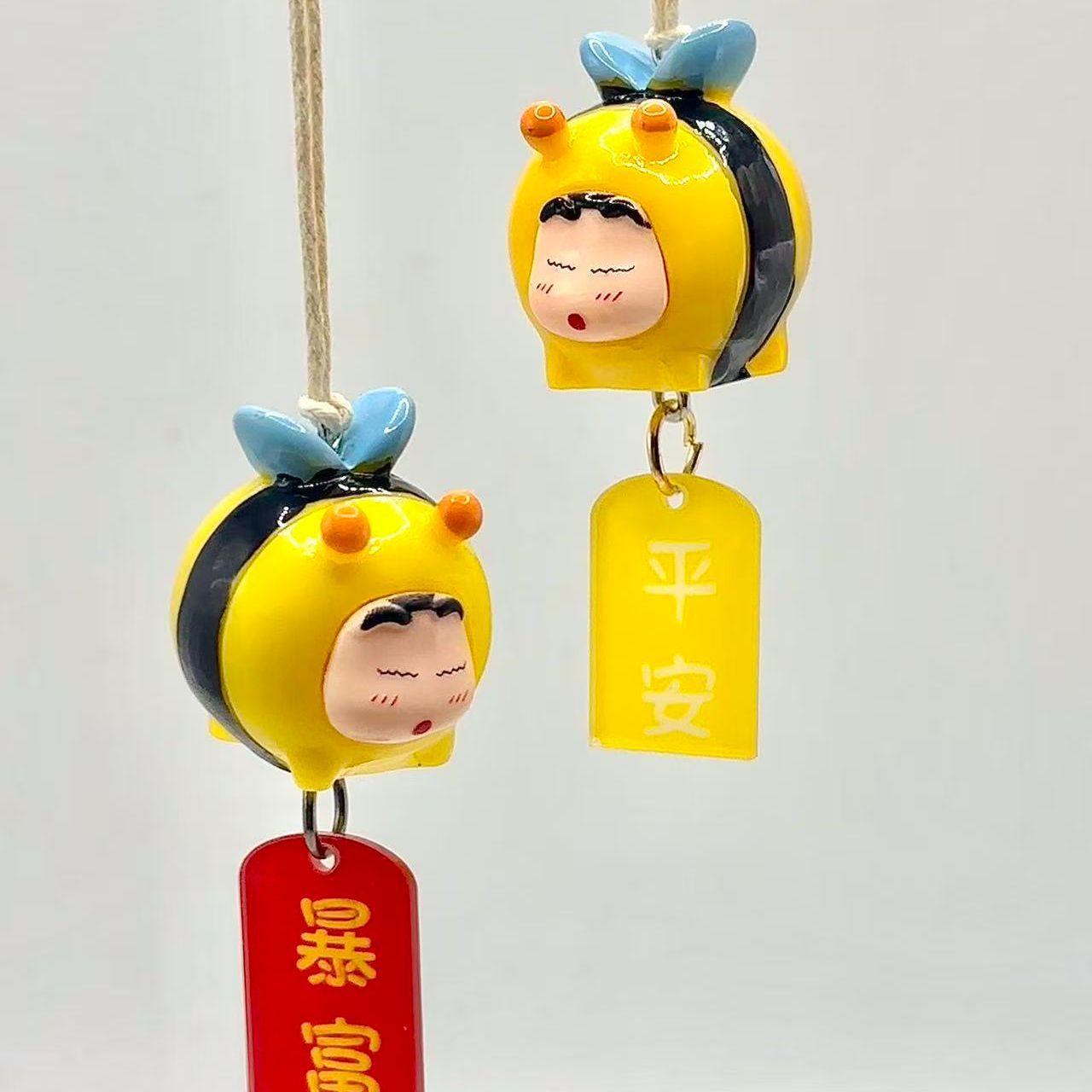 Car Accessories For Interior - Figurka Crayon Shin-chan Bee Cosplay, zawieszka